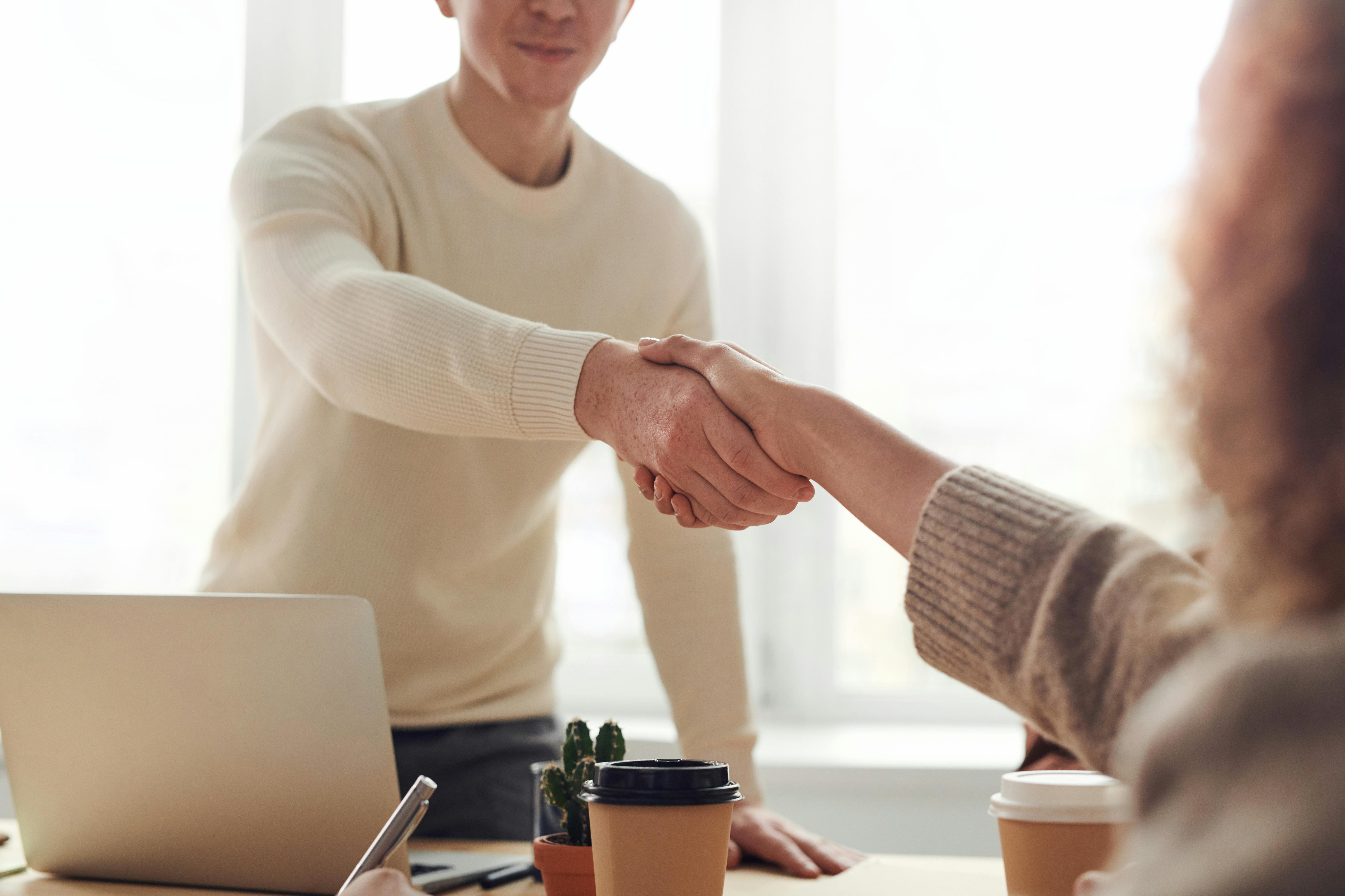 Reunión de trabajo alrededor de una mesa